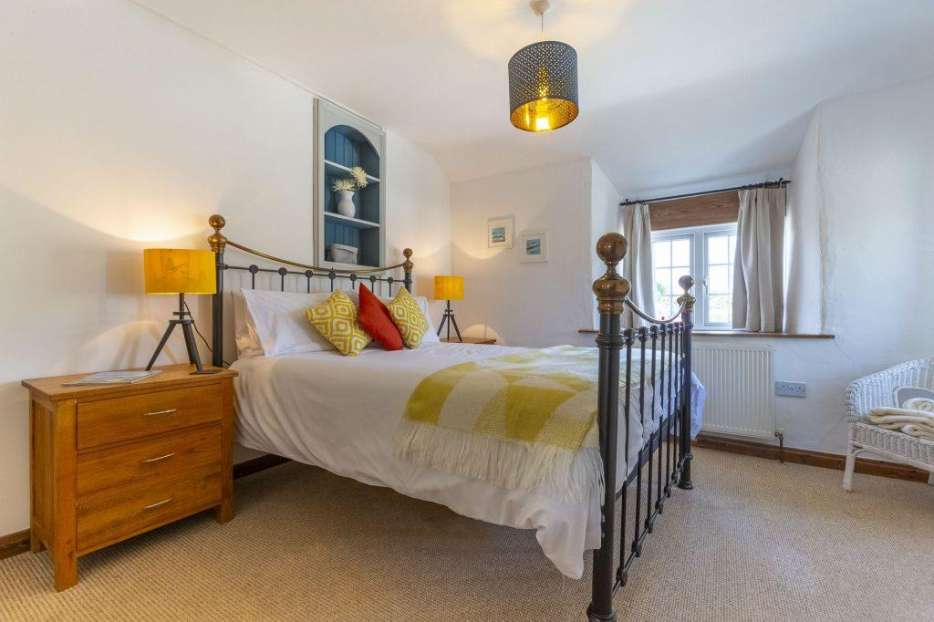 Traditional cottage sleeping 4, master bedroom