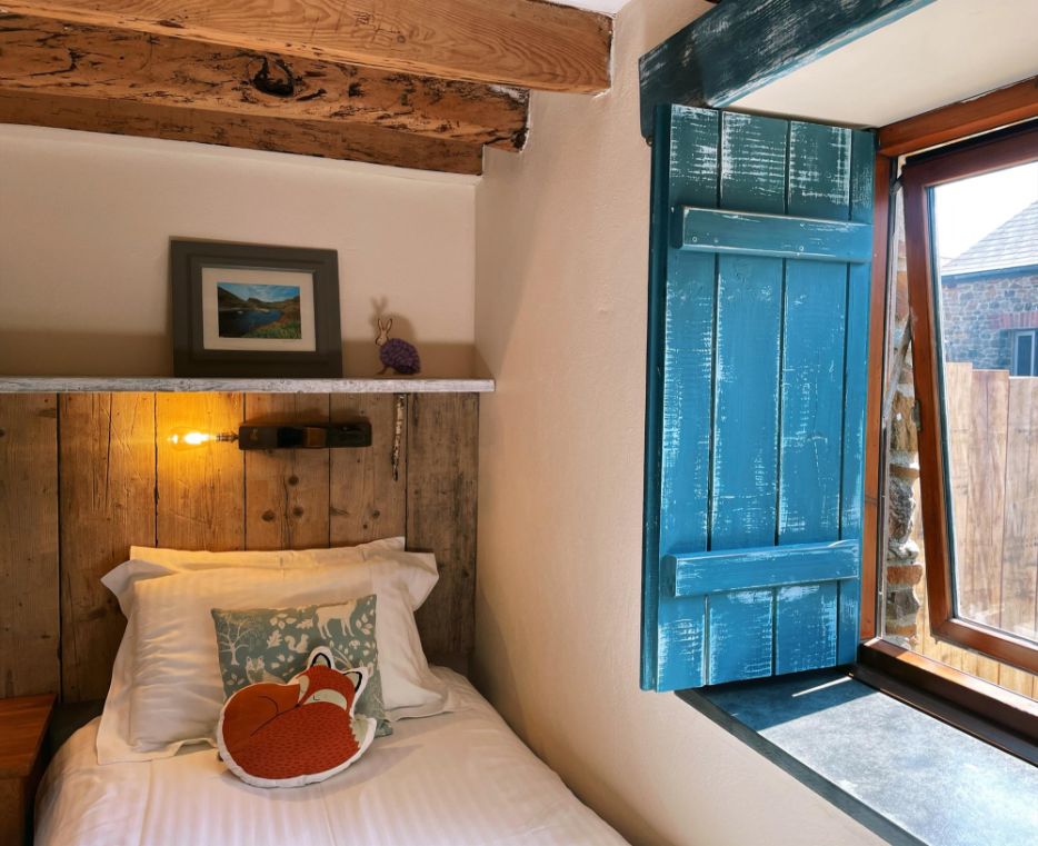 Granary Barn - Sleeping 7, twin bedroom