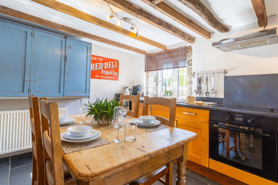 Fuchsia Cottage - sleeps 4, kitchen and dinning table