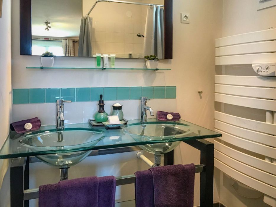 Family bathroom with complimentary toiletries